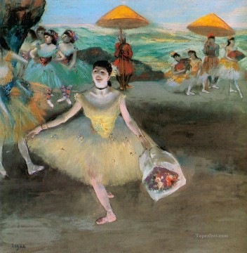 エドガー・ドガ Painting - お辞儀をする花束を持つダンサー 1877年 エドガー・ドガ